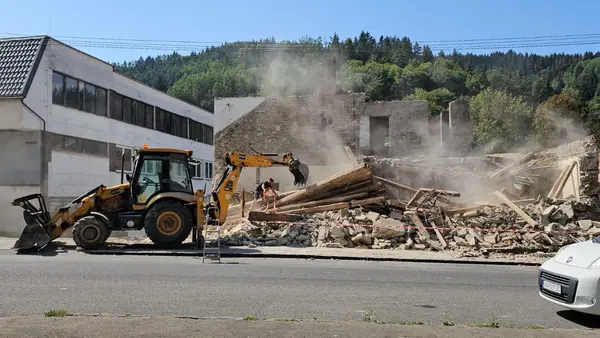 Nakladanie sutiny pri búraní domu v zastavanej časti Dolného Kubína