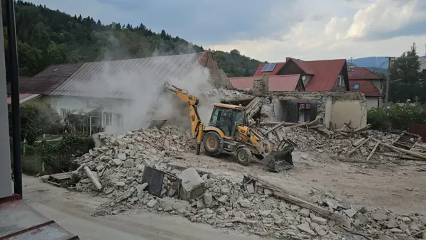 Priebeh demolácie s bezpečným odstupom od susednej budovy