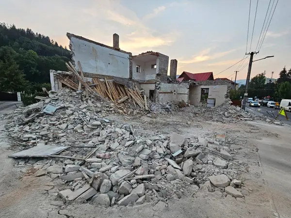 Vypratané stavenisko po zbúraní domu pripravené na ďalšie práce