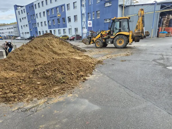 Nakladanie a odvoz výkopku z areálu závodu