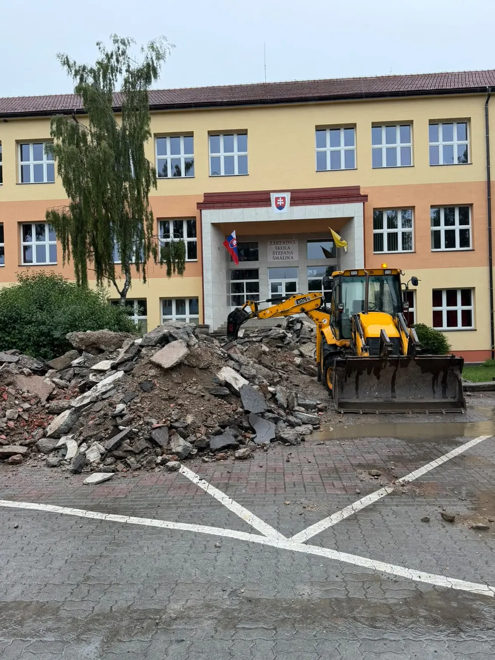 Demolácia vonkajšieho schodiska, ZŠ Štefana Šmálika v Tvrdošíne