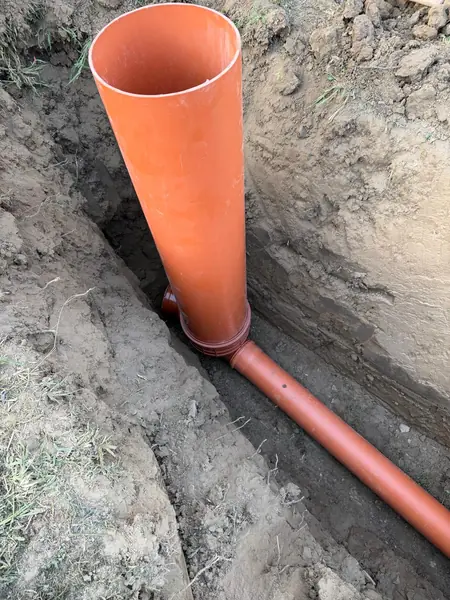 Prípojky elektriny, vody a kanalizácie + prístupová cesta, Istebné 3 Oranžová kanalizačná šachta osadená vo výkope, Istebné