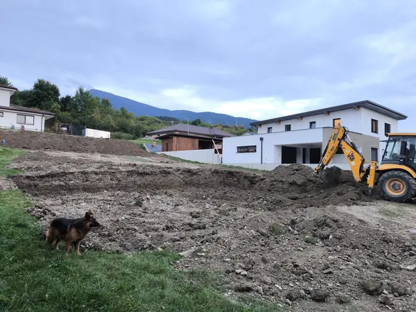 Výkop základovej jamy a základových pásov, Vyšný Kubín 3 JCB 3CX pri výkope základovej jamy na svahovitom pozemku