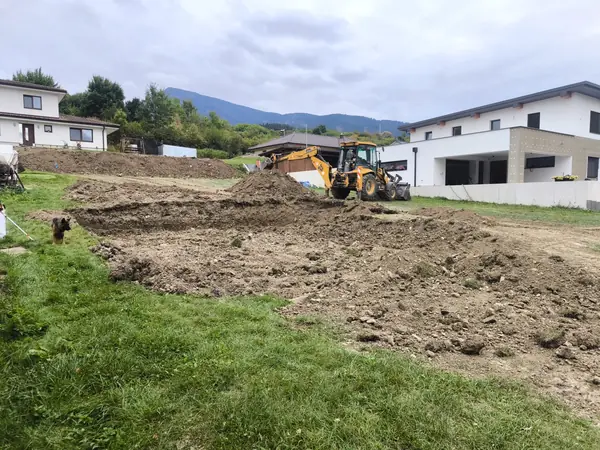 Výkop základovej jamy a základových pásov, Vyšný Kubín 6 Výkop základových pásov s výškovými odskokmi vo svahu