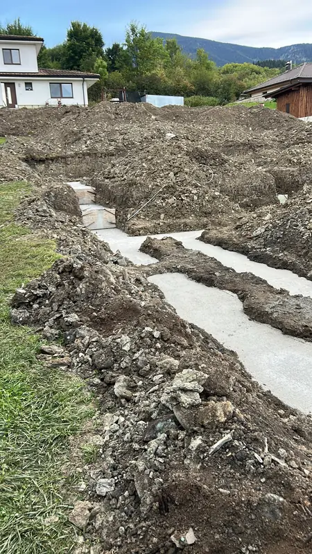 Výkop základovej jamy a základových pásov, Vyšný Kubín 7 Detail vykopaných základových pásov pripravených na betonáž