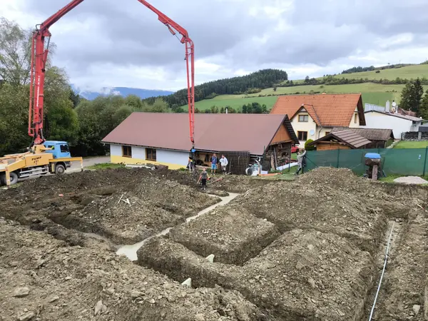Výkop základovej jamy a základových pásov, Vyšný Kubín 9 Betonáž základových pásov pomocou čerpadla betónu