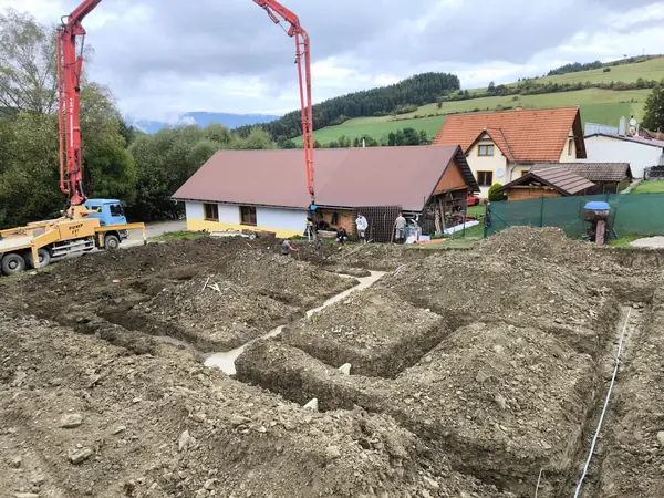 Výkop základovej jamy a základových pásov, Vyšný Kubín 10 Priebeh betonáže základov rodinného domu vo Vyšnom Kubíne