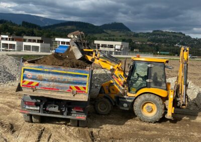 Zemné práce – bager a nákladné auto na stavbe