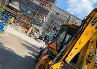 Home 32 Výkopové práce – bager pri výstavbe bytového domu